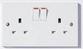 2 GANG 2 WAY 13A SWITCHED DOUBLE SOCKET SQUARE EDGE WHITE PLASTIC